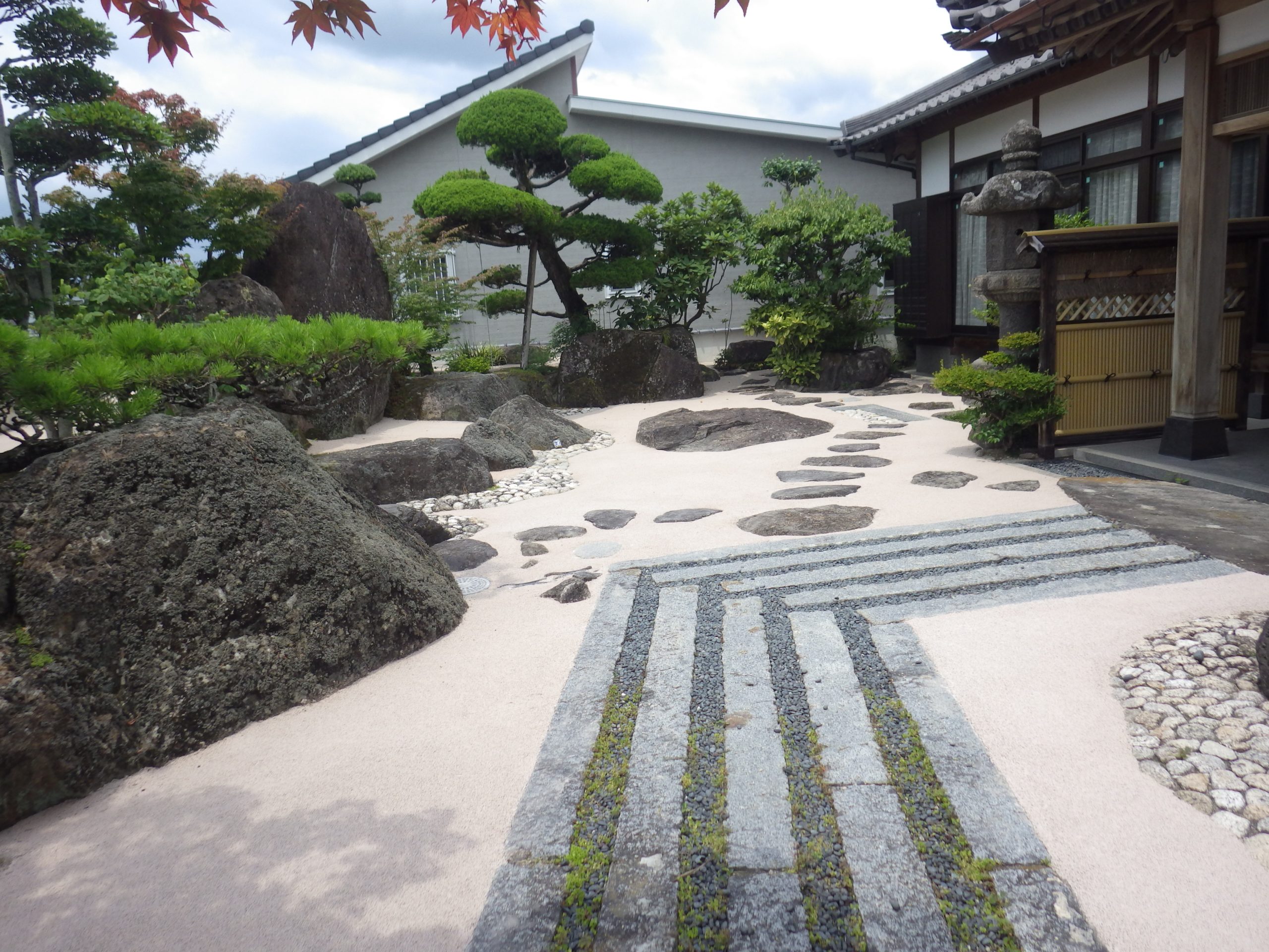 日本庭園をガチン固のベージュで施工しました　☆行橋市 R4.7月