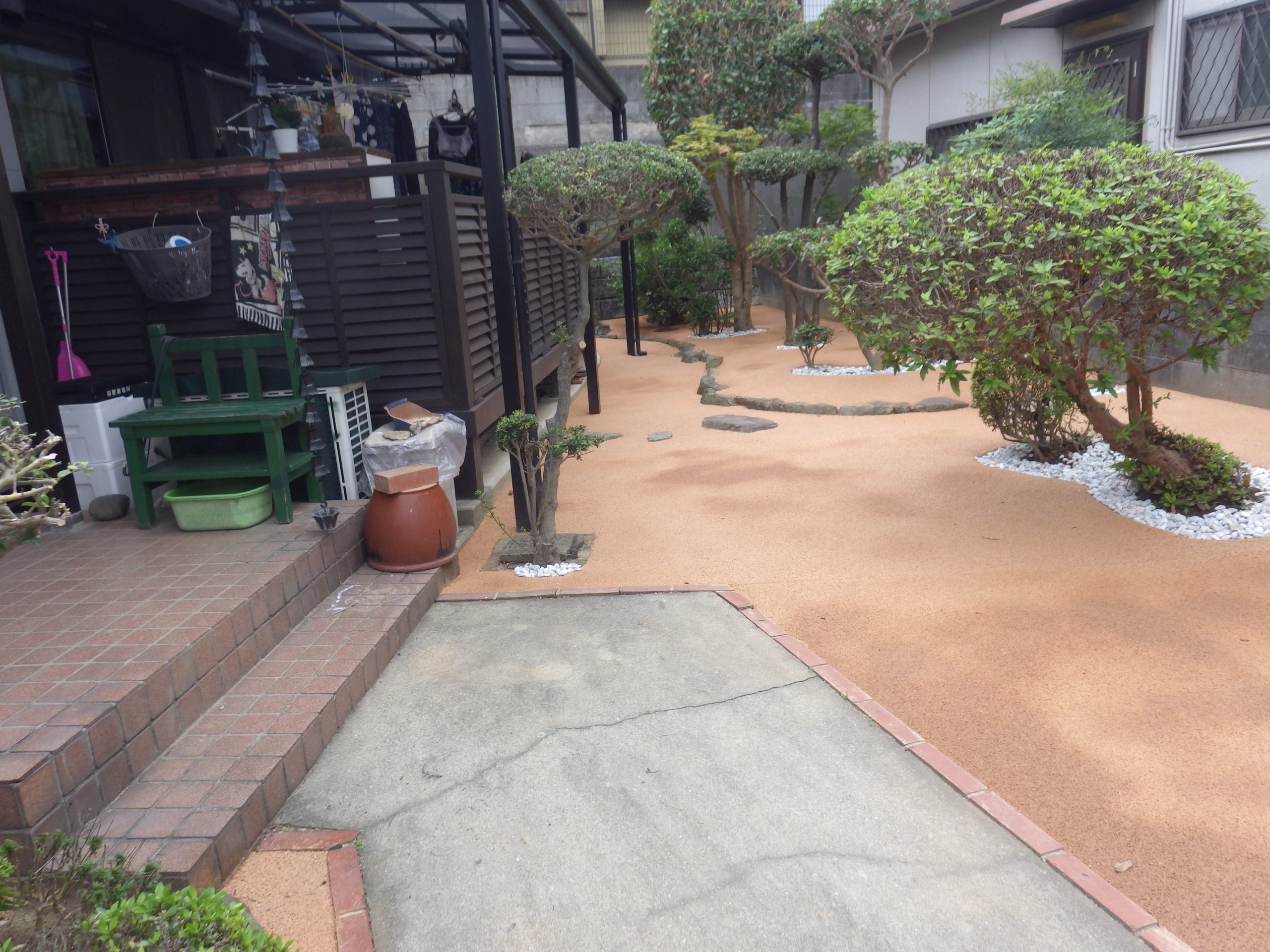 庭木とガチン固の隙間を砂利でオシャレにしました　☆小倉南区 Y邸 R4.8月